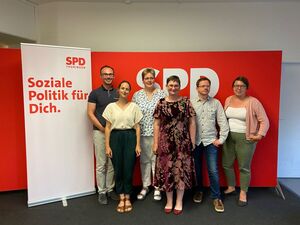 Foto (von links): Robert Büssow, Tina Rudolph, Birgit Green, Katja Daneyko-Seltmann, Peter Glotz, Diana Wächter 